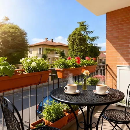 Modern With Jacuzzi, Terrace And Private Garage 밀라노