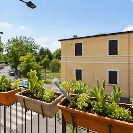 Modern With Jacuzzi, Terrace And Private Garage 밀라노